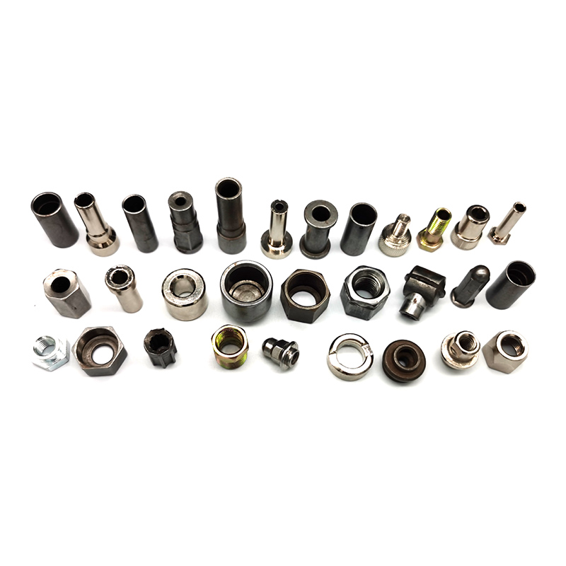 Hvad gør koldt og varmt smedede fastgørelsesmidler vigtige i industrielle applikationer?